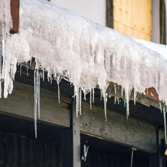  Ice dams on the edge of a roof. 