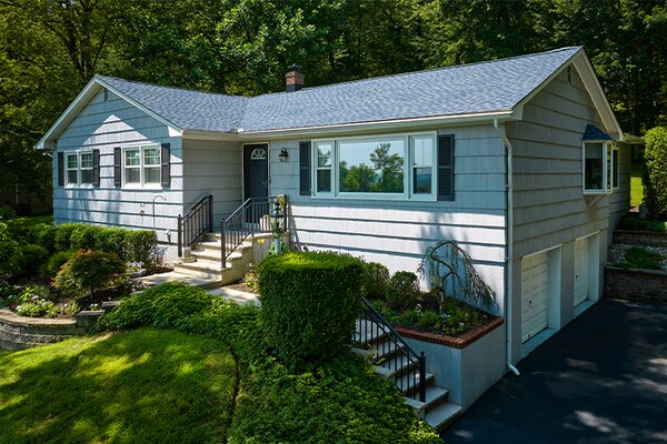 House with Timberline HDZ® Shingles in the color Biscayne Blue.