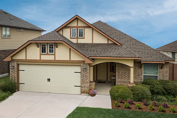 House with Timberline UHDZ® Shingles in the color Barkwood.