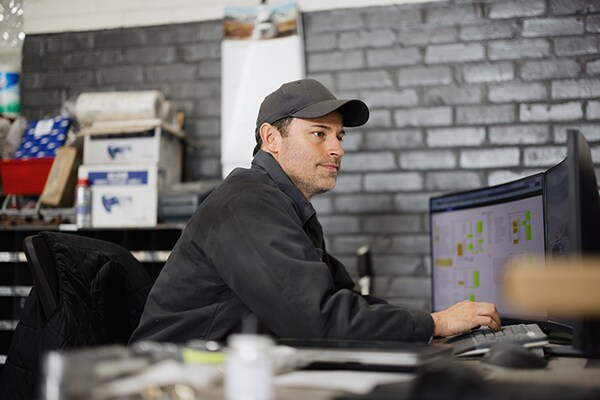 A contracter accessing the GAF SmartMoney dashboard on his device.