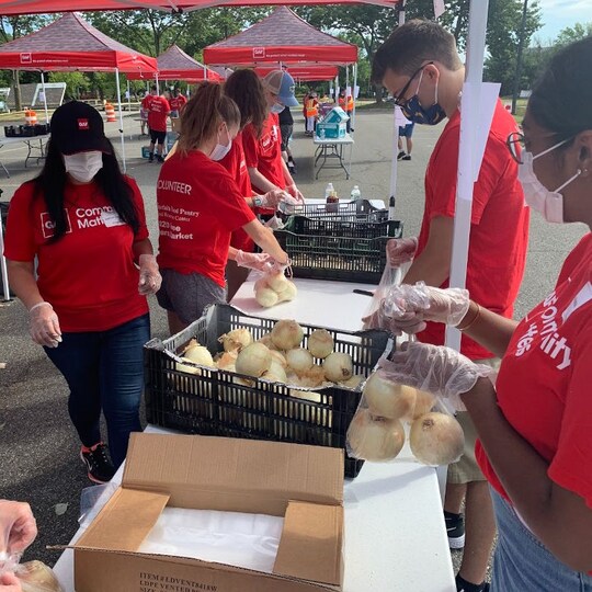 GAF employees volunteering at food pantry