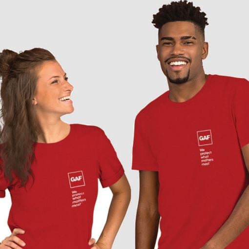 Un homme et une femme vêtus de t-shirts GAF rouges.