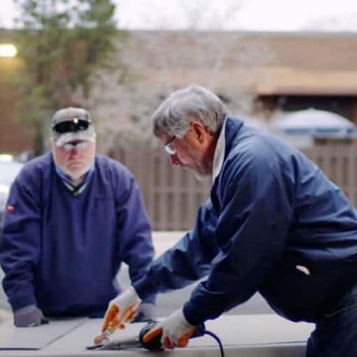 Des spécialistes de la série Une Bonne Toiture (Roofing It Right) faisant une démonstration des installations de toiture en PVC.