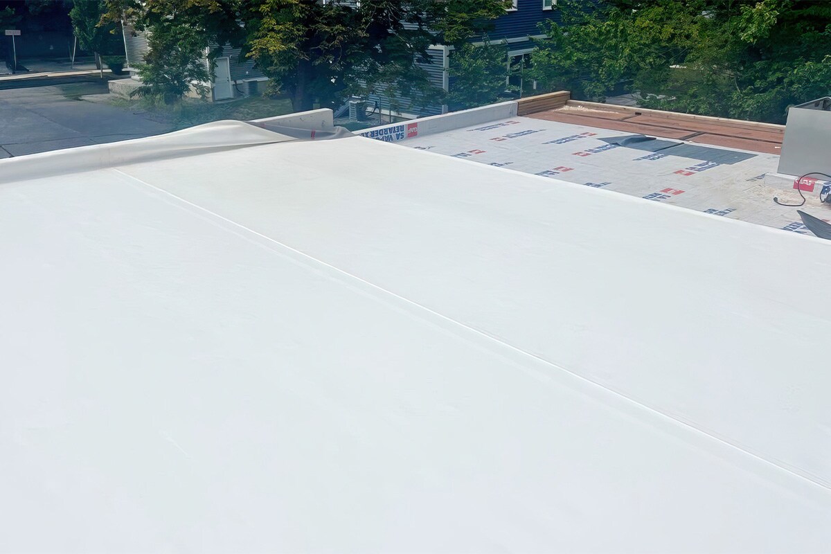 GAF tapered polyiso insulation and SA Vapor Retarder XL being installed on the Getty Bagel Shop in NH.